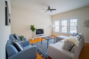 Classy 3BR 2BA Logan Square Apt with Free Parking, Chicago